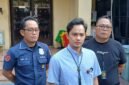 Foto: Kanit Reskrim Polsek Tambora AKP Sudrajat Djumantara didampingi Kasi Humas Polsek Tambora dan anggota Reskrim memberikan keterangan kepada awak media terkait pengungkapan kasus pencurian minyak goreng di wilayah Pekojan, Tambora, Jakarta Barat