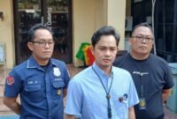 Foto: Kanit Reskrim Polsek Tambora AKP Sudrajat Djumantara didampingi Kasi Humas Polsek Tambora dan anggota Reskrim memberikan keterangan kepada awak media terkait pengungkapan kasus pencurian minyak goreng di wilayah Pekojan, Tambora, Jakarta Barat