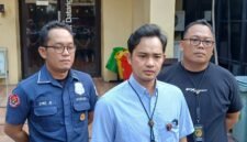 Foto: Kanit Reskrim Polsek Tambora AKP Sudrajat Djumantara didampingi Kasi Humas Polsek Tambora dan anggota Reskrim memberikan keterangan kepada awak media terkait pengungkapan kasus pencurian minyak goreng di wilayah Pekojan, Tambora, Jakarta Barat