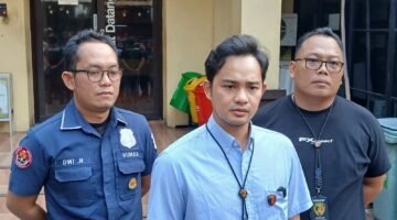 Foto: Kanit Reskrim Polsek Tambora AKP Sudrajat Djumantara didampingi Kasi Humas Polsek Tambora dan anggota Reskrim memberikan keterangan kepada awak media terkait pengungkapan kasus pencurian minyak goreng di wilayah Pekojan, Tambora, Jakarta Barat