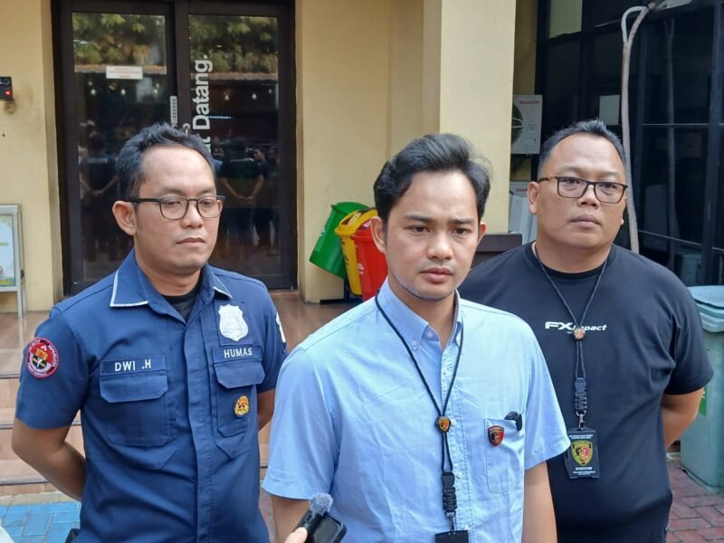 Foto: Kanit Reskrim Polsek Tambora AKP Sudrajat Djumantara didampingi Kasi Humas Polsek Tambora dan anggota Reskrim memberikan keterangan kepada awak media terkait pengungkapan kasus pencurian minyak goreng di wilayah Pekojan, Tambora, Jakarta Barat