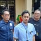 Foto: Kanit Reskrim Polsek Tambora AKP Sudrajat Djumantara didampingi Kasi Humas Polsek Tambora dan anggota Reskrim memberikan keterangan kepada awak media terkait pengungkapan kasus pencurian minyak goreng di wilayah Pekojan, Tambora, Jakarta Barat