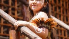 Bakat seni tampaknya mengalir kuat dalam diri Shelyn Adlyani Hendroharto. Putri sulung pasangan Agus & Sherly ini mulai menunjukkan potensinya di dunia musik sejak usia dini.
