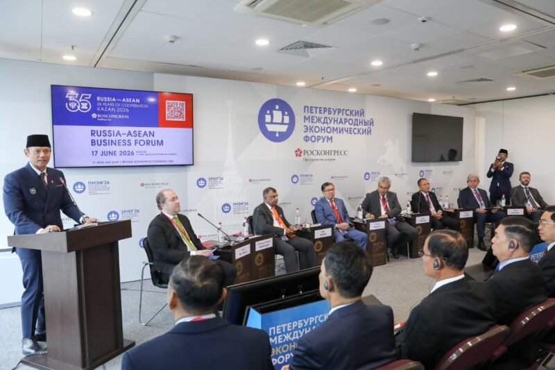 Menteri Koordinator Bidang Infrastruktur dan Pembangunan Kewilayahan, Agus Harimurti Yudhoyono (AHY), mendorong penguatan kerja sama Indonesia dan Rusia di sektor maritim, transportasi, pelabuhan, serta logistik modern dalam forum internasional St. Petersburg International Economic Forum 2026 yang berlangsung di St. Petersburg, Jumat (5/6).