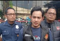 Foto: Kanit Reskrim Polsek Tambora AKP Sudrajat Djumantara memberikan keterangan kepada awak media terkait pengungkapan kasus pencurian kendaraan bermotor (curanmor) yang dilakukan seorang spesialis curanmor berinisial E (46), di Mapolsek Tambora,