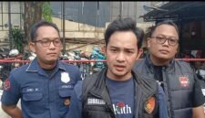 Foto: Kanit Reskrim Polsek Tambora AKP Sudrajat Djumantara memberikan keterangan kepada awak media terkait pengungkapan kasus pencurian kendaraan bermotor (curanmor) yang dilakukan seorang spesialis curanmor berinisial E (46), di Mapolsek Tambora,
