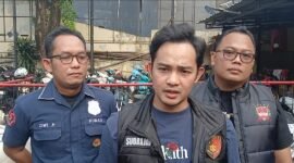 Foto: Kanit Reskrim Polsek Tambora AKP Sudrajat Djumantara memberikan keterangan kepada awak media terkait pengungkapan kasus pencurian kendaraan bermotor (curanmor) yang dilakukan seorang spesialis curanmor berinisial E (46), di Mapolsek Tambora,