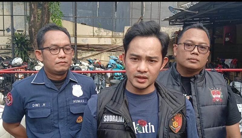 Foto: Kanit Reskrim Polsek Tambora AKP Sudrajat Djumantara memberikan keterangan kepada awak media terkait pengungkapan kasus pencurian kendaraan bermotor (curanmor) yang dilakukan seorang spesialis curanmor berinisial E (46), di Mapolsek Tambora,