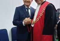 Foto: Ketua Pengadilan Tinggi Bandung berjabat tangan dengan pengurus Dewan Pergerakan Advokat Republik Indonesia (DePA-RI) usai prosesi Pengambilan Sumpah dan Janji Advokat di Pengadilan Tinggi Bandung, Jawa Barat, Kamis (4/6/2026). 