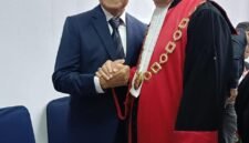 Foto: Ketua Pengadilan Tinggi Bandung berjabat tangan dengan pengurus Dewan Pergerakan Advokat Republik Indonesia (DePA-RI) usai prosesi Pengambilan Sumpah dan Janji Advokat di Pengadilan Tinggi Bandung, Jawa Barat, Kamis (4/6/2026). 