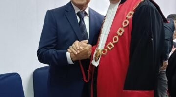 Foto: Ketua Pengadilan Tinggi Bandung berjabat tangan dengan pengurus Dewan Pergerakan Advokat Republik Indonesia (DePA-RI) usai prosesi Pengambilan Sumpah dan Janji Advokat di Pengadilan Tinggi Bandung, Jawa Barat, Kamis (4/6/2026). 