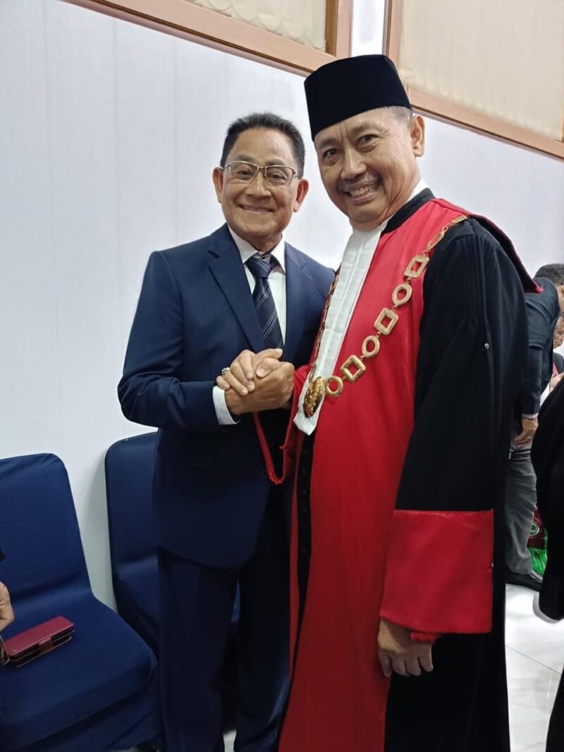 Foto: Ketua Pengadilan Tinggi Bandung berjabat tangan dengan pengurus Dewan Pergerakan Advokat Republik Indonesia (DePA-RI) usai prosesi Pengambilan Sumpah dan Janji Advokat di Pengadilan Tinggi Bandung, Jawa Barat, Kamis (4/6/2026). 