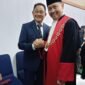 Foto: Ketua Pengadilan Tinggi Bandung berjabat tangan dengan pengurus Dewan Pergerakan Advokat Republik Indonesia (DePA-RI) usai prosesi Pengambilan Sumpah dan Janji Advokat di Pengadilan Tinggi Bandung, Jawa Barat, Kamis (4/6/2026). 