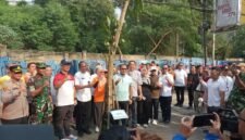 Foto: Wali Kota Jakarta Pusat Arifin bersama unsur TNI-Polri, jajaran Pemerintah Kota Jakarta Pusat, serta perwakilan Gapensi melakukan penanaman pohon di kawasan Jalan Sabang, Jakarta Pusat, Jumat (5/6/2026). 