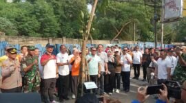 Foto: Wali Kota Jakarta Pusat Arifin bersama unsur TNI-Polri, jajaran Pemerintah Kota Jakarta Pusat, serta perwakilan Gapensi melakukan penanaman pohon di kawasan Jalan Sabang, Jakarta Pusat, Jumat (5/6/2026). 