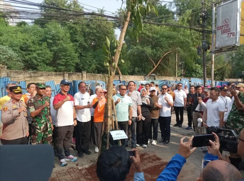 Foto: Wali Kota Jakarta Pusat Arifin bersama unsur TNI-Polri, jajaran Pemerintah Kota Jakarta Pusat, serta perwakilan Gapensi melakukan penanaman pohon di kawasan Jalan Sabang, Jakarta Pusat, Jumat (5/6/2026). 