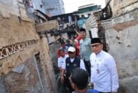 Foto:Wali Kota Jakarta Pusat, Arifin, didampingi jajaran pemerintah daerah dan petugas terkait meninjau langsung lokasi kebakaran di RT 09 RW 07, Kelurahan Tanah Tinggi, Kecamatan Johar Baru, Jakarta Pusat, Jumat (5/6/2026). 