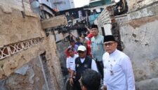 Foto:Wali Kota Jakarta Pusat, Arifin, didampingi jajaran pemerintah daerah dan petugas terkait meninjau langsung lokasi kebakaran di RT 09 RW 07, Kelurahan Tanah Tinggi, Kecamatan Johar Baru, Jakarta Pusat, Jumat (5/6/2026). 