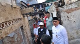 Foto:Wali Kota Jakarta Pusat, Arifin, didampingi jajaran pemerintah daerah dan petugas terkait meninjau langsung lokasi kebakaran di RT 09 RW 07, Kelurahan Tanah Tinggi, Kecamatan Johar Baru, Jakarta Pusat, Jumat (5/6/2026). 