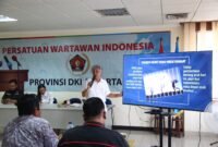 Foto: Wakil Ketua Bidang Organisasi PWI Jaya DR.Bagus Sudarmanto memberi pembekalan materi pada OKK beberapa waktu lalu.(Dok PWI Jaya/Joko Dolok).