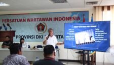Foto: Wakil Ketua Bidang Organisasi PWI Jaya DR.Bagus Sudarmanto memberi pembekalan materi pada OKK beberapa waktu lalu.(Dok PWI Jaya/Joko Dolok).