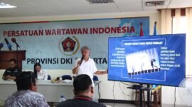 Foto: Wakil Ketua Bidang Organisasi PWI Jaya DR.Bagus Sudarmanto memberi pembekalan materi pada OKK beberapa waktu lalu.(Dok PWI Jaya/Joko Dolok).
