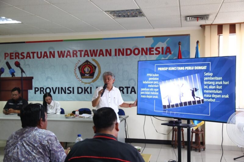 Foto: Wakil Ketua Bidang Organisasi PWI Jaya DR.Bagus Sudarmanto memberi pembekalan materi pada OKK beberapa waktu lalu.(Dok PWI Jaya/Joko Dolok).