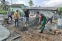 Foto: Babinsa Desa Sukokidul, Koptu Agung, anggota Koramil 0806-11/Pule, bersama warga bergotong royong melaksanakan pengecoran (rabat) jalan di RT 14 RW 05 Dusun Krajan, Desa Sukokidul, Kecamatan Pule, Kabupaten Trenggalek, Selasa (9/6/2026).