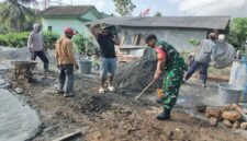 Foto: Babinsa Desa Sukokidul, Koptu Agung, anggota Koramil 0806-11/Pule, bersama warga bergotong royong melaksanakan pengecoran (rabat) jalan di RT 14 RW 05 Dusun Krajan, Desa Sukokidul, Kecamatan Pule, Kabupaten Trenggalek, Selasa (9/6/2026).