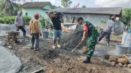 Foto: Babinsa Desa Sukokidul, Koptu Agung, anggota Koramil 0806-11/Pule, bersama warga bergotong royong melaksanakan pengecoran (rabat) jalan di RT 14 RW 05 Dusun Krajan, Desa Sukokidul, Kecamatan Pule, Kabupaten Trenggalek, Selasa (9/6/2026).