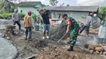 Foto: Babinsa Desa Sukokidul, Koptu Agung, anggota Koramil 0806-11/Pule, bersama warga bergotong royong melaksanakan pengecoran (rabat) jalan di RT 14 RW 05 Dusun Krajan, Desa Sukokidul, Kecamatan Pule, Kabupaten Trenggalek, Selasa (9/6/2026).