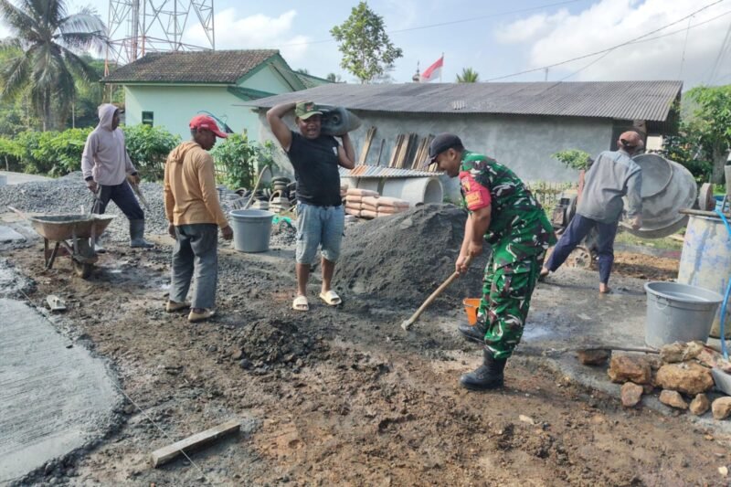 Foto: Babinsa Desa Sukokidul, Koptu Agung, anggota Koramil 0806-11/Pule, bersama warga bergotong royong melaksanakan pengecoran (rabat) jalan di RT 14 RW 05 Dusun Krajan, Desa Sukokidul, Kecamatan Pule, Kabupaten Trenggalek, Selasa (9/6/2026).