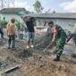 Foto: Babinsa Desa Sukokidul, Koptu Agung, anggota Koramil 0806-11/Pule, bersama warga bergotong royong melaksanakan pengecoran (rabat) jalan di RT 14 RW 05 Dusun Krajan, Desa Sukokidul, Kecamatan Pule, Kabupaten Trenggalek, Selasa (9/6/2026).