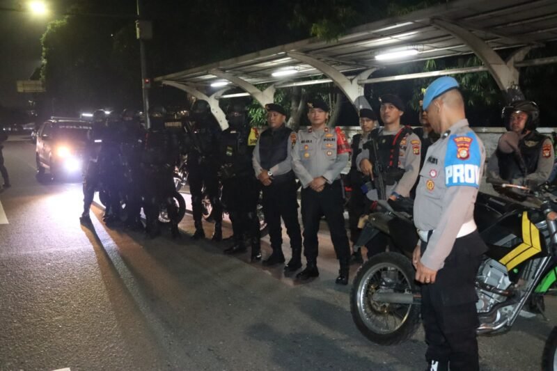 Foto: Patroli Dini Hari, Personel Polres Metro Jakarta Barat Siaga Jaga Kamtibmas