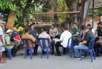 Foto: Kapolres Metro Jakarta Barat Kombes Pol Twedi Aditya Bennyahdi berdialog langsung dengan warga RW 09 Kelurahan Angke, Kecamatan Tambora, Jakarta Barat, Selasa (9/6/2026),