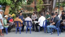 Foto: Kapolres Metro Jakarta Barat Kombes Pol Twedi Aditya Bennyahdi berdialog langsung dengan warga RW 09 Kelurahan Angke, Kecamatan Tambora, Jakarta Barat, Selasa (9/6/2026),