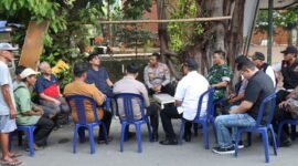 Foto: Kapolres Metro Jakarta Barat Kombes Pol Twedi Aditya Bennyahdi berdialog langsung dengan warga RW 09 Kelurahan Angke, Kecamatan Tambora, Jakarta Barat, Selasa (9/6/2026),