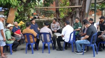 Foto: Kapolres Metro Jakarta Barat Kombes Pol Twedi Aditya Bennyahdi berdialog langsung dengan warga RW 09 Kelurahan Angke, Kecamatan Tambora, Jakarta Barat, Selasa (9/6/2026),