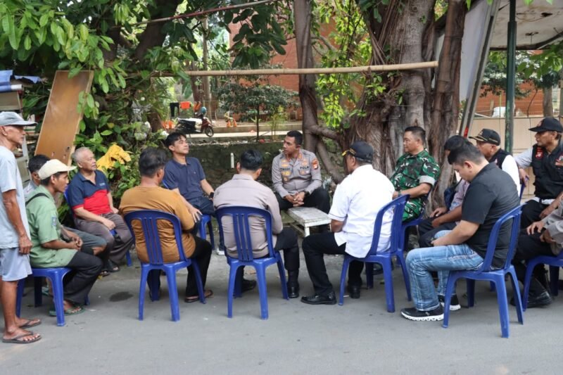 Foto: Kapolres Metro Jakarta Barat Kombes Pol Twedi Aditya Bennyahdi berdialog langsung dengan warga RW 09 Kelurahan Angke, Kecamatan Tambora, Jakarta Barat, Selasa (9/6/2026),