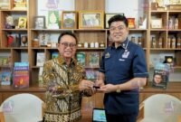 Foto: Ketua Umum GAPKI Eddy Martono (kiri) bersama host EdShareOn Eddy Wijaya usai podcast di Jakarta, Rabu (10/6/2026).