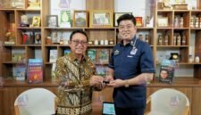 Foto: Ketua Umum GAPKI Eddy Martono (kiri) bersama host EdShareOn Eddy Wijaya usai podcast di Jakarta, Rabu (10/6/2026).