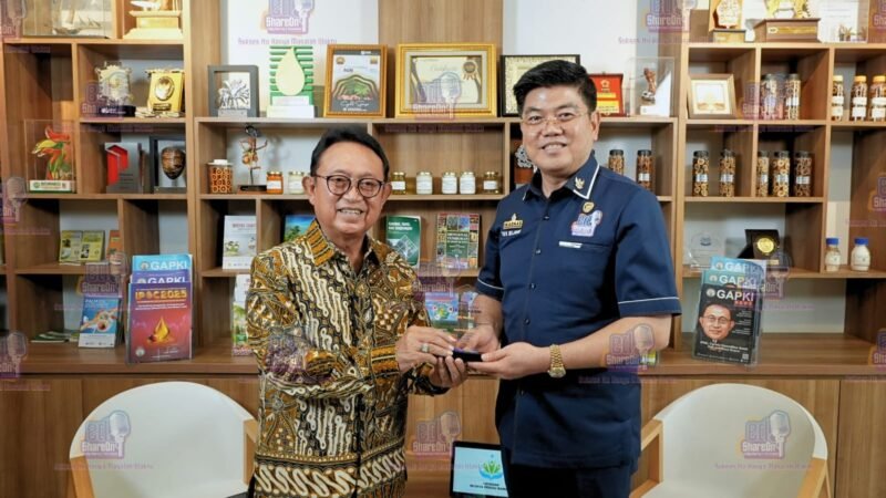 Foto: Ketua Umum GAPKI Eddy Martono (kiri) bersama host EdShareOn Eddy Wijaya usai podcast di Jakarta, Rabu (10/6/2026).