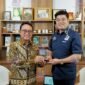 Foto: Ketua Umum GAPKI Eddy Martono (kiri) bersama host EdShareOn Eddy Wijaya usai podcast di Jakarta, Rabu (10/6/2026).