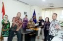 Foto: Soliditas Dewan Juri AJMHT 2026. Ketua Dewan Juri Anugerah Jurnalistik Muhammad Hoesni Thamrin (AJMHT) PWI Jaya 2026 Dr. Bagus Sudarmanto bersama anggota dewan juri berpose usai menggelar rapat perdana di Sekretariat PWI Jaya, Jakarta, Kamis (11/6/2026)