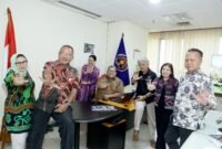 Foto: Soliditas Dewan Juri AJMHT 2026. Ketua Dewan Juri Anugerah Jurnalistik Muhammad Hoesni Thamrin (AJMHT) PWI Jaya 2026 Dr. Bagus Sudarmanto bersama anggota dewan juri berpose usai menggelar rapat perdana di Sekretariat PWI Jaya, Jakarta, Kamis (11/6/2026)