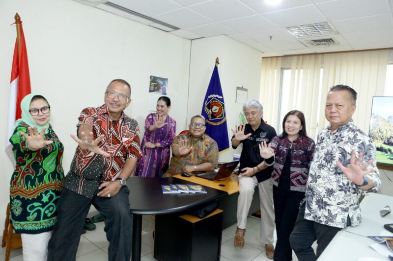 Foto: Soliditas Dewan Juri AJMHT 2026. Ketua Dewan Juri Anugerah Jurnalistik Muhammad Hoesni Thamrin (AJMHT) PWI Jaya 2026 Dr. Bagus Sudarmanto bersama anggota dewan juri berpose usai menggelar rapat perdana di Sekretariat PWI Jaya, Jakarta, Kamis (11/6/2026)