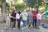 Foto: Keluarga besar asal Lamongan yang terdiri dari Rulia, Iin Pualam, Yukal, Yuni, Umi, Tri, dan Juana mengabadikan momen kebersamaan saat berlibur di kawasan Pantai Kenjeran, Surabaya, Sabtu (13/6/2026)