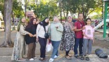 Foto: Keluarga besar asal Lamongan yang terdiri dari Rulia, Iin Pualam, Yukal, Yuni, Umi, Tri, dan Juana mengabadikan momen kebersamaan saat berlibur di kawasan Pantai Kenjeran, Surabaya, Sabtu (13/6/2026)