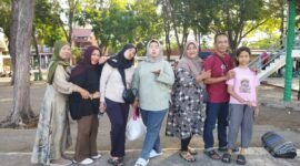 Foto: Keluarga besar asal Lamongan yang terdiri dari Rulia, Iin Pualam, Yukal, Yuni, Umi, Tri, dan Juana mengabadikan momen kebersamaan saat berlibur di kawasan Pantai Kenjeran, Surabaya, Sabtu (13/6/2026)