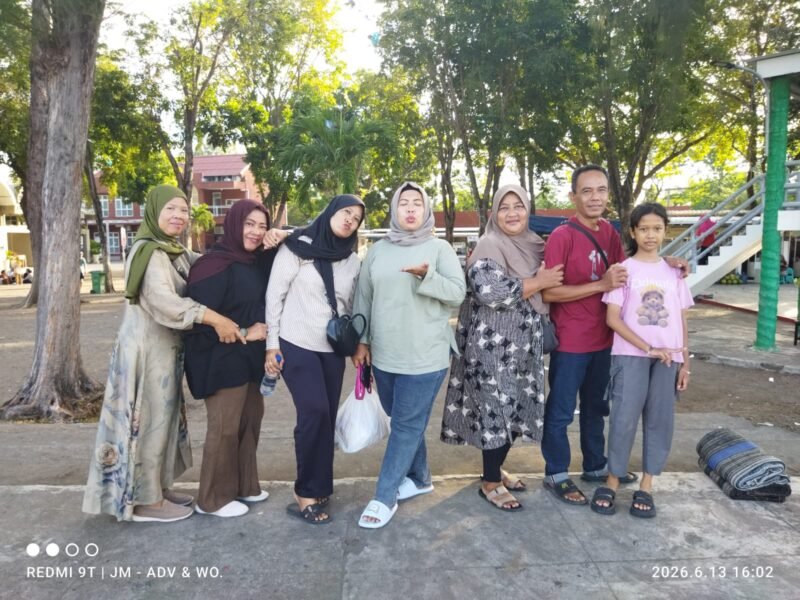 Foto: Keluarga besar asal Lamongan yang terdiri dari Rulia, Iin Pualam, Yukal, Yuni, Umi, Tri, dan Juana mengabadikan momen kebersamaan saat berlibur di kawasan Pantai Kenjeran, Surabaya, Sabtu (13/6/2026)